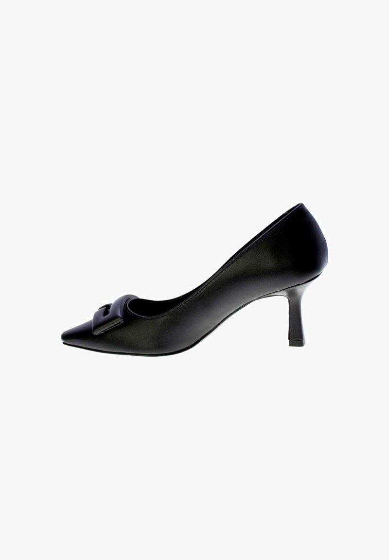 Escarpin noir en cuir à talons aiguilles avec un bout pointu et un détail de boucle décorative sur le dessus. Talon stiletto fin. Texture lisse.