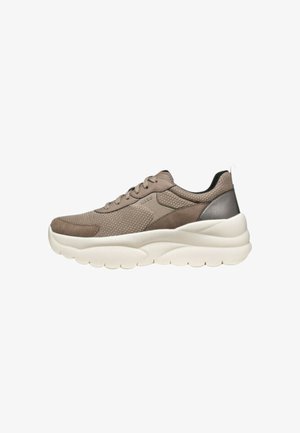 Sneaker marrone chiaro in mesh e suede, superficie strutturata, suola spessa color crema e sottili accenti metallici sul tallone.