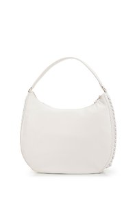 Bolso hobo blanco con un acabado suave, forma curva y un acento trenzado en un lado. Cuenta con una única correa para el hombro y un cierre con cremallera.