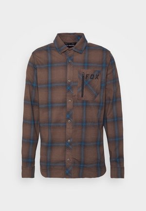 Camicia a quadri marrone e blu a maniche lunghe con bottoni, colletto, tasca sul petto con cerniera verticale e logo "FOX" sulla tasca.