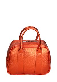 Borsa in metallo arancione dalla forma arrotondata, superficie texturizzata, due manici superiori e chiusura con zip argentata.