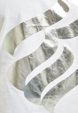 Tela blanca con un patrón de olas metálico plateado. El diseño tiene una textura suave con acentos brillantes y anchos variables en las olas.