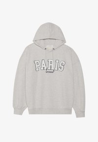Sudadera gris de tela suave, con un gráfico frontal que dice "PARIS STUDIO" en letras azules en negrita. Tiene capucha con cordones y puños acanalados.