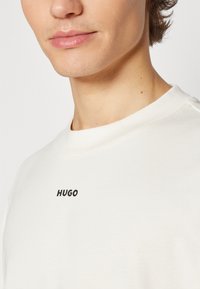 HUGO DAPOLINO - Jednoduché tričko - open white