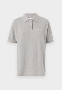 Grå bomullspolo med klassisk krage, kortermet og en liten hvit logo på venstre bryst. To knapper på placket.