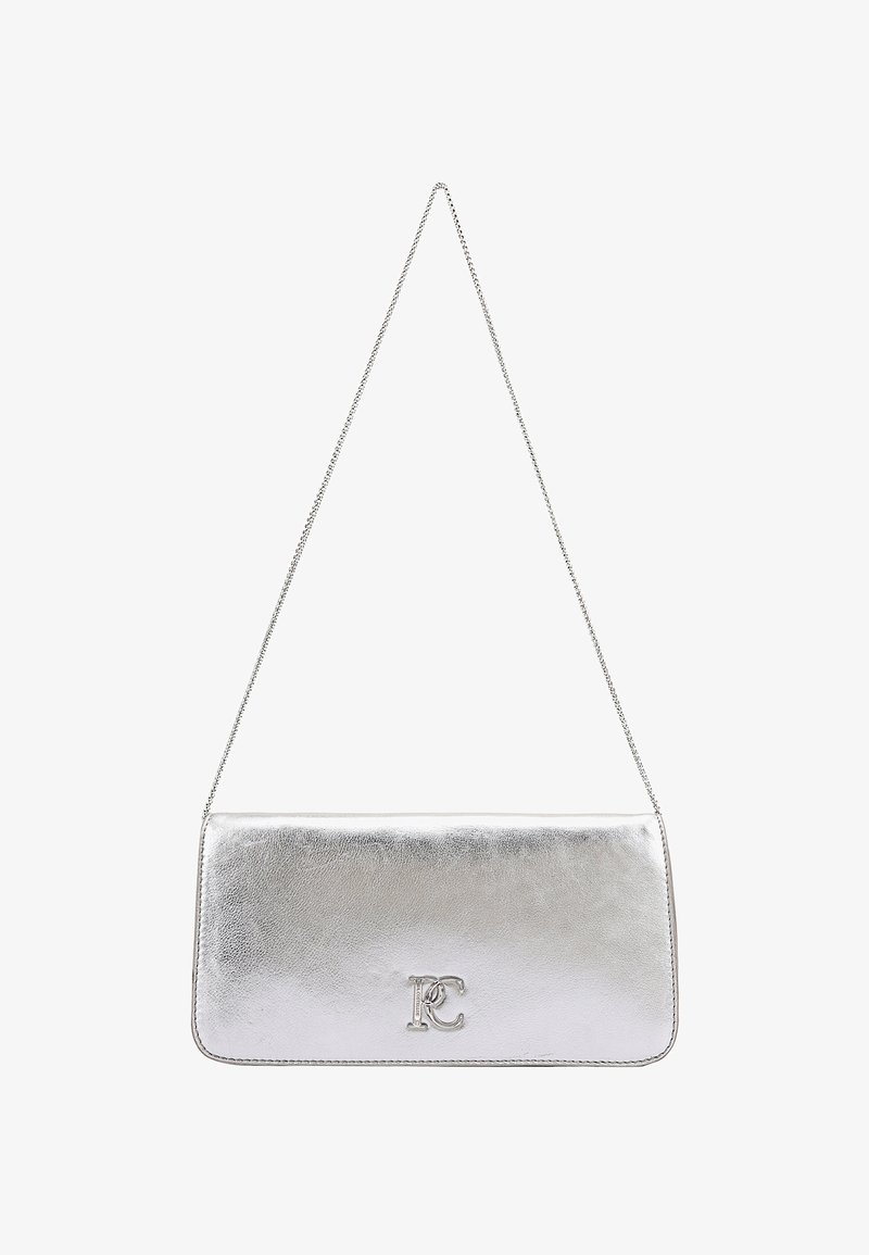 Zilveren leren clutch met een gladde textuur, rechthoekige vorm en een zilveren schouderband. Voorzien van het logo "RC" aan de voorkant.