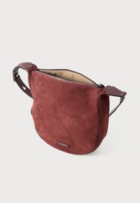 Borsa a tracolla in camoscio color bordeaux con finitura texture e chiusura a zip. Presenta una tracolla in pelle e un rivestimento interno color cammello.