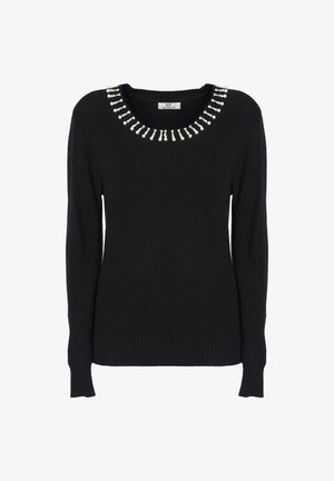 Schwarzer gestrickter Pullover mit strukturiertem Rippmuster, langen Ärmeln und rundem Ausschnitt, der mit einer Perlendetail-Akzentuierung um den Kragen verziert ist.