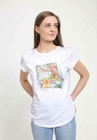 Weißes Baumwoll-T-Shirt mit einer farbenfrohen Illustration eines Bären und einem Ferkel, die aus einem Fenster auf eine Szene mit einem Baum und einem Haus blicken. Rundhalsausschnitt.