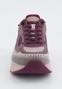 Baskets de sport bordeaux et beige avec une tige en maille texturée, un laçage à l'avant et une semelle robuste avec une légère courbure au niveau du talon.