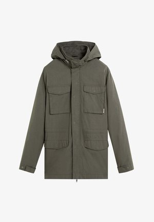 Chaqueta de algodón verde con capucha, múltiples bolsillos frontales, puños abotonados y cierre de cremallera. Textura suave y diseño casual.