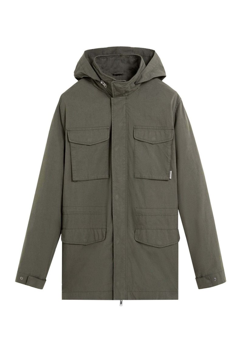 Chaqueta de algodón verde con capucha, múltiples bolsillos frontales, puños abotonados y cierre de cremallera. Textura suave y diseño casual.
