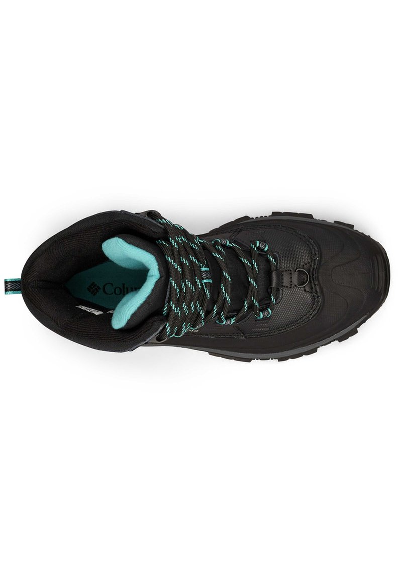 Botte de randonnée noire avec des accents turquoise. Présente un dessus texturé, des lacets à motifs et un col rembourré. Semelle robuste pour une meilleure traction.