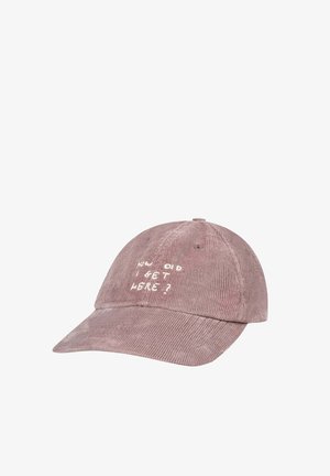 Pyłoworóżowa czapka z daszkiem z sztruksu z białym haftowanym napisem na przednim panelu: „Jak tu dotarłem?”.