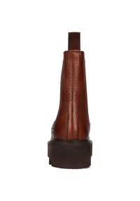Botte en cuir marron avec une surface texturée vue de l'arrière, présentant une semelle noire épaisse et une languette en haut.