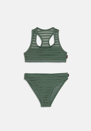 Zöld bikiniszett, amely textúrázott, csíkos mintával rendelkezik. A felső racerback stílusú, míg az alsó része klasszikus szabású, azonos textúrával.