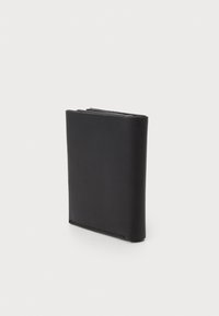 Portafoglio in pelle nera con un design minimalista. Presenta una superficie liscia, una struttura pieghevole e cuciture in contrasto lungo il bordo.