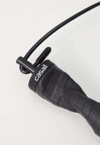 Μαύρη λαβή σχοινιού με υφή, διαθέτοντας λογότυπο και καμπύλο καλώδιο για την προσάρτηση του σχοινιού.