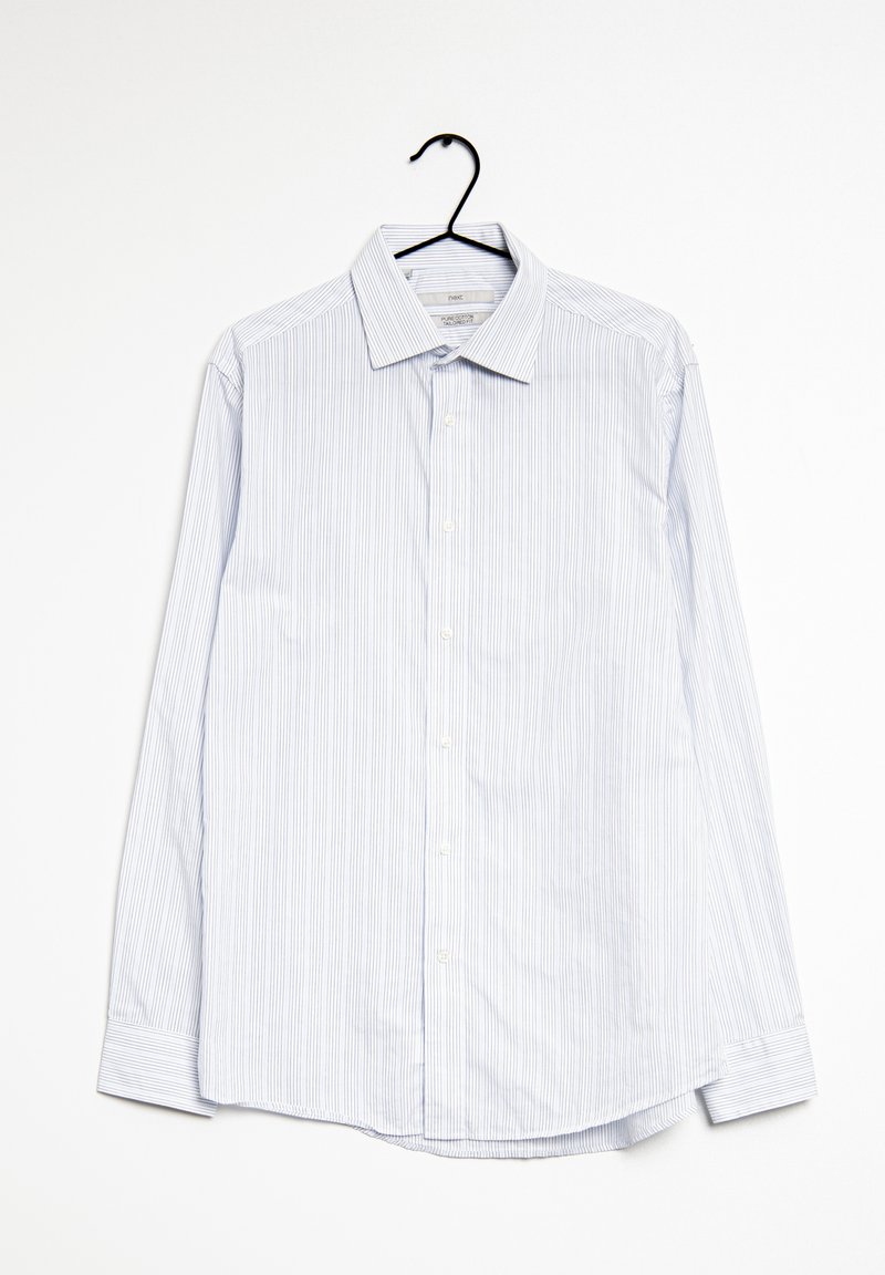 Chemise à manches longues rayée bleu clair avec un col classique, un boutonnage frontal et un ourlet incurvé. Fabriquée dans un tissu lisse avec une texture douce.