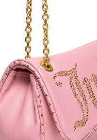 Borsa in ecopelle rosa con tracolla in metallo dorato, dettagli a borchie e borchie decorative che formano un motivo sulla parte anteriore.