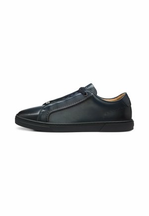 Sneakers basses en cuir noir avec lacets noirs et semelle en caoutchouc plate, vues de côté extérieur sur fond blanc.