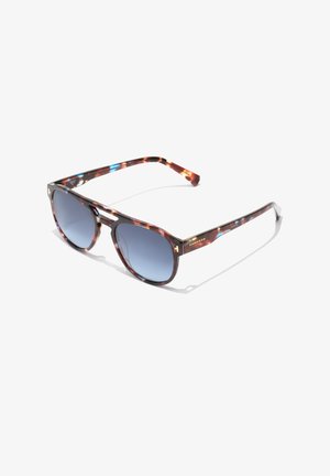 Schildpatt-Sonnenbrille mit graduierten blauen Gläsern, rechteckiger Form und hellbraunen Akzenten an den Rahmen. Goldenes Logo-Detail an der Seite.
