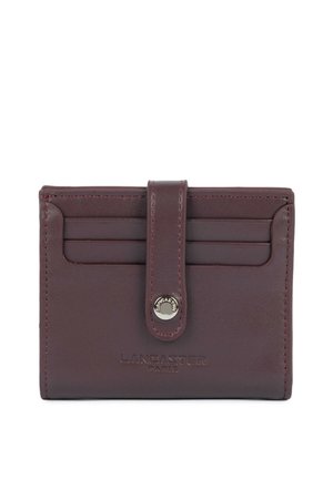 Portefeuille en cuir brun foncé avec une lanière à bouton-pression et trois emplacements pour cartes à l'avant, embossé avec le logo "Lancaster Paris".