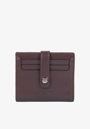 Portefeuille en cuir brun foncé avec une lanière à bouton-pression et trois emplacements pour cartes à l'avant, embossé avec le logo "Lancaster Paris".