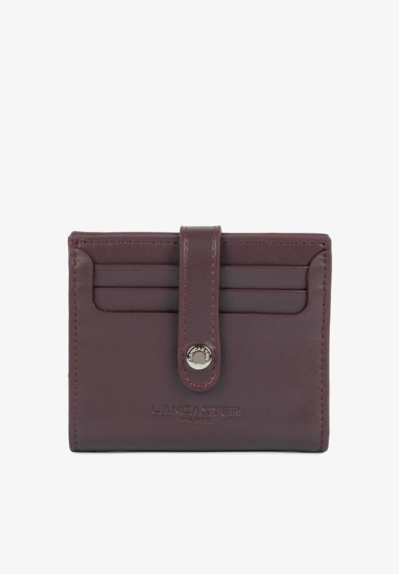Portefeuille en cuir brun foncé avec une lanière à bouton-pression et trois emplacements pour cartes à l'avant, embossé avec le logo "Lancaster Paris".