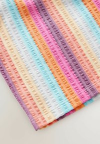 Tissu rayé multicolore présentant des motifs texturés distincts en rose, orange, bleu, blanc et violet, avec une finition douce et des bords ourlés.