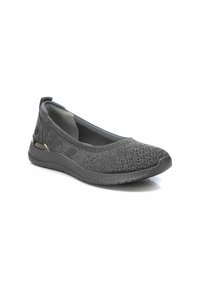 Zapato de punto gris sin cordones, con punta redonda, parte superior texturizada, cuello acolchado y suela de goma flexible que presenta un acento sutil en el talón.
