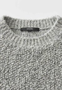 Maglione grigio a maglia con texture, dalla scollatura rotonda, con un'etichetta che riporta la scritta "un giorno" e taglia 36. Il filato è spesso e soffice.