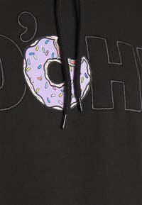 Černá mikina s barevným grafickým vzorem donutu se zdobením, velkými písmeny "D" a "H" v kontrastní nitě. Součástí je detail s kapucí na šňůrku.