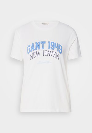 Valge lühikeste varrukatega T-särk sinise ja musta tekstiga "GANT 1949 NEW HAVEN" ning väiksema helesinise tekstiga "American Sportswear" ees.