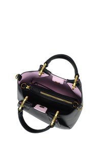 Borsa in pelle nera con hardware dorato, interno rosa e tasca interna con zip. Presenta manici arrotondati e una forma strutturata.