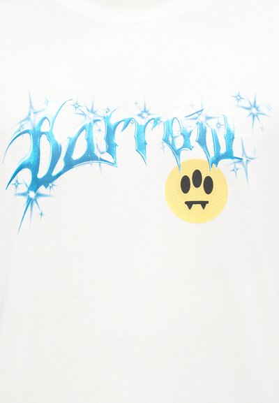 Μπλε στυλιζαρισμένο κείμενο με λαμπυριστά εφέ σχηματίζει τόξο πάνω από έναν κίτρινο κύκλο που διαθέτει τρία μαύρα οβάλ μάτια και μικρούς βρικολακίστικους κυνόδοντες.