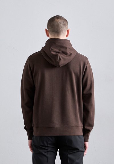 Hoodie marrone con cappuccio regolabile, realizzato in un tessuto morbido. Presenta un design semplice e polsini a coste, visto da dietro su uno sfondo chiaro.