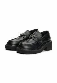 Schwarze Lederloafer mit einem klobigen Absatz, die über gestickte Details und einen metallischen Verschluss verfügen. Glatte Textur mit einem unauffälligen Design.