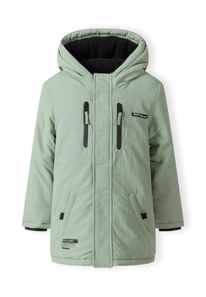 Cappotto invernale imbottito verde chiaro con cappuccio, tasche con cerniera nere sul petto, tasche oblique per le mani e fodera interna nera.