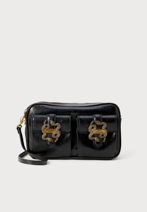 Pochette en cuir noir avec fermeture éclair, dotée de deux poches avant ornées de quincaillerie en forme de serpent doré et d'une étiquette de marque. Courte bandoulière détachable.