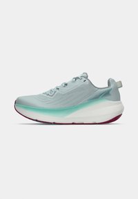 Baskets de course bleu clair avec semelle blanche épaisse, entresemelle dégradée en teal, accents de semelle extérieure bordeaux et fermeture à lacets sur fond blanc.