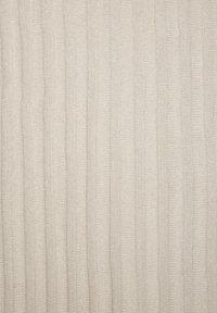 Strickstoff in einer cremefarbenen Nuance mit vertikalem Rippmuster, das subtile Variationen in der Fadendicke und ein weiches Erscheinungsbild zeigt.