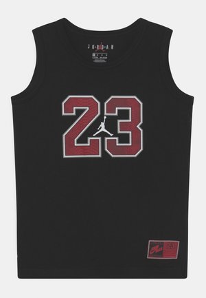 Camiseta deportiva sin mangas negra con un gran número "23" en rojo y un logotipo Jumpman blanco. Tela suave con dobladillo recto y detalle de etiqueta roja.