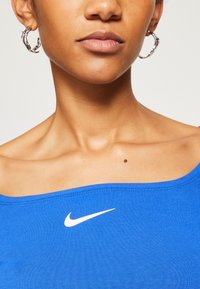 t shirt nike crop top