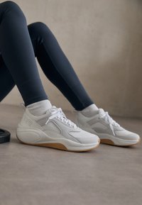 Unselected, white gum