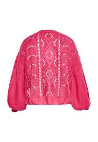 Neulecardigan kirkkaan vaaleanpunaisena, jossa on rento malli, leveät hihat ja monimutkaiset avoimet kuviot selässä ja hihoissa.