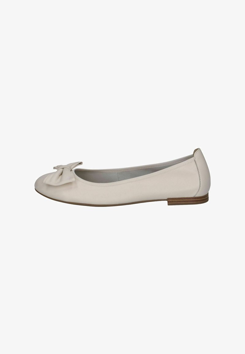 Ballerine en cuir beige clair avec un bout arrondi et un nœud décoratif à l’avant. La semelle est plate avec une bordure marron clair.