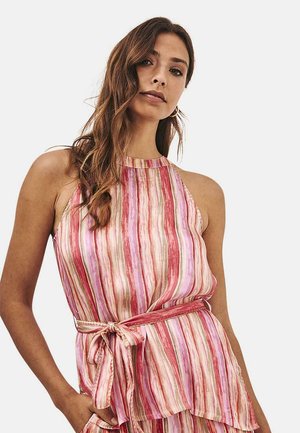 LARGO HASTA LA CADERA CON CUELLO HALTER Y ESTAMPADO LINEAL DETALLE CINTURÓN ANUDADO EN CINTURA - Top - coral