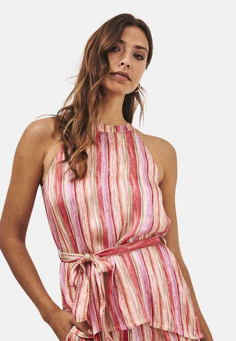 Top sin mangas de corte halter en tejido ligero con rayas verticales en tonos rosa y rojo, cinturón atado en la cintura y un dobladillo fluido en capas.