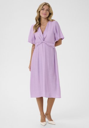 Rochie liliachie, până la genunchi, cu decolteu în V, mâneci scurte tip fluture și un design frontal răsucit. Fabricată dintr-un material ușor, cu o textură moale.